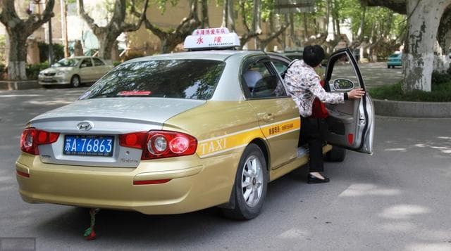 无灯十字路口事故责任划分原则：右方先行、转弯让直行