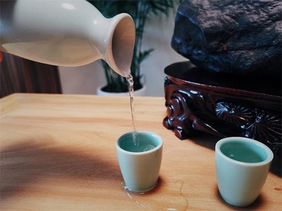 健康饮酒有讲究：时间、搭配与注意事项
