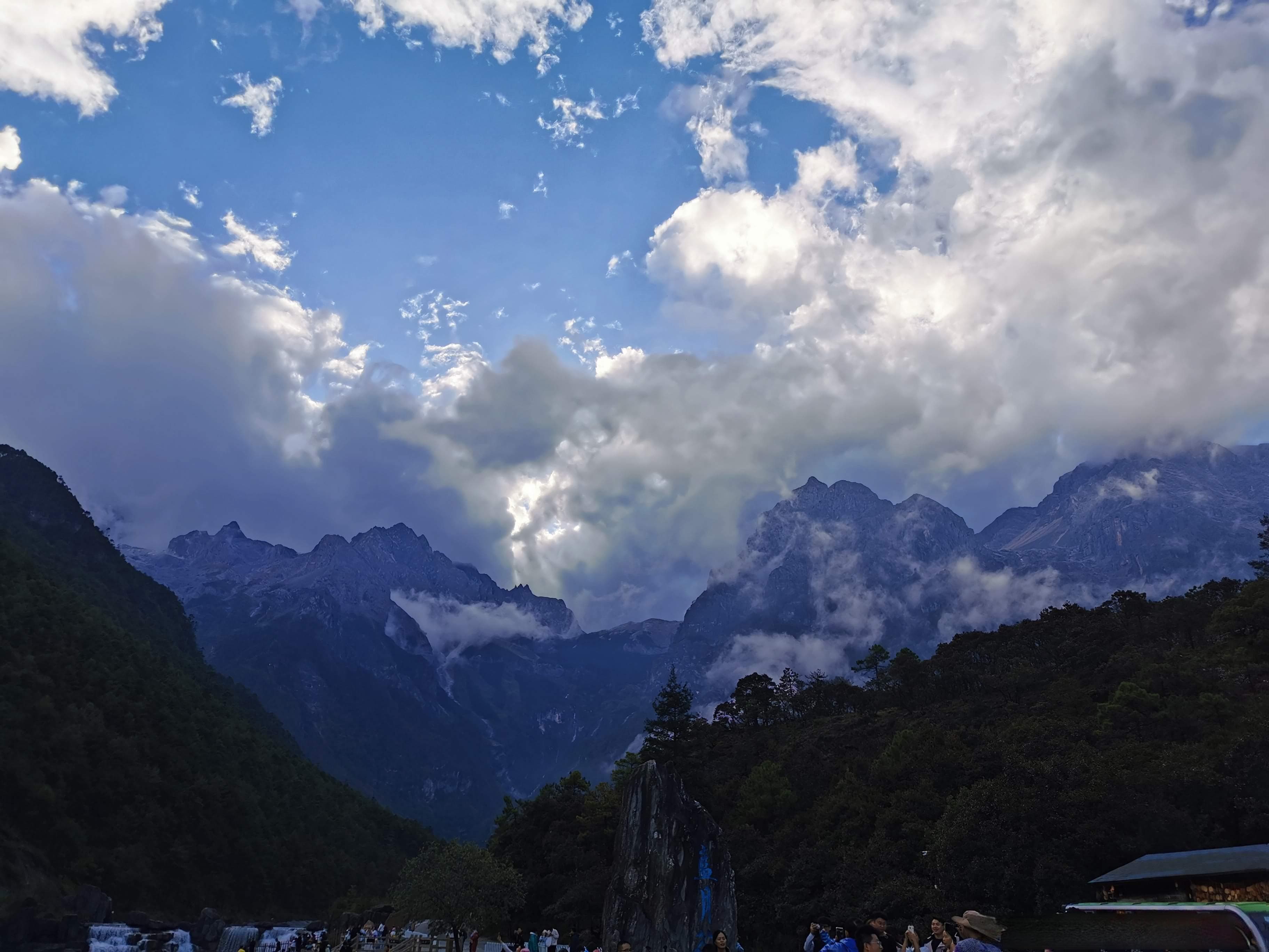 旅行博主，困在围城
