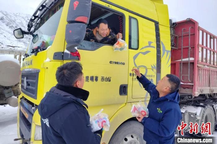 四川甘孜州多地出现持续降雪  多部门联动保畅