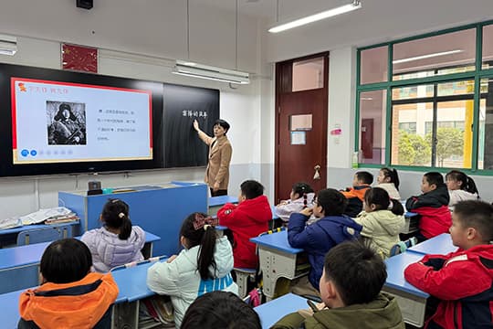 践行雷锋精神 担当教育使命
