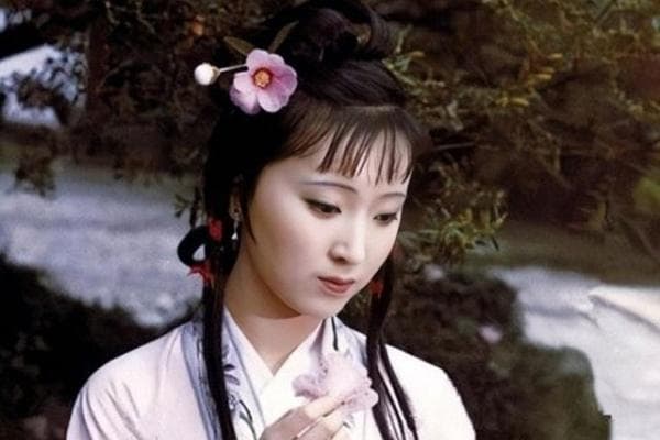从花月风意象看林黛玉诗词的情感密码