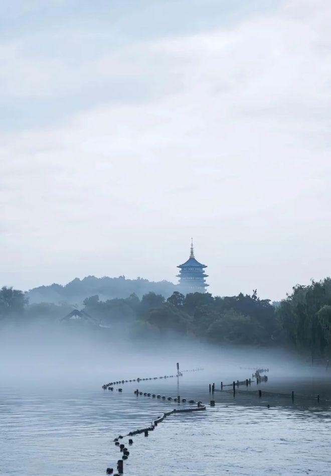 西湖畔的千年守望：浙江雷峰塔传奇