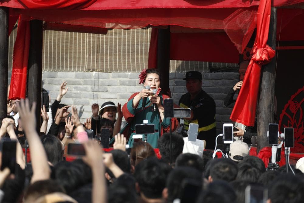 全国多地新设相亲角，官方出面牵线搭桥