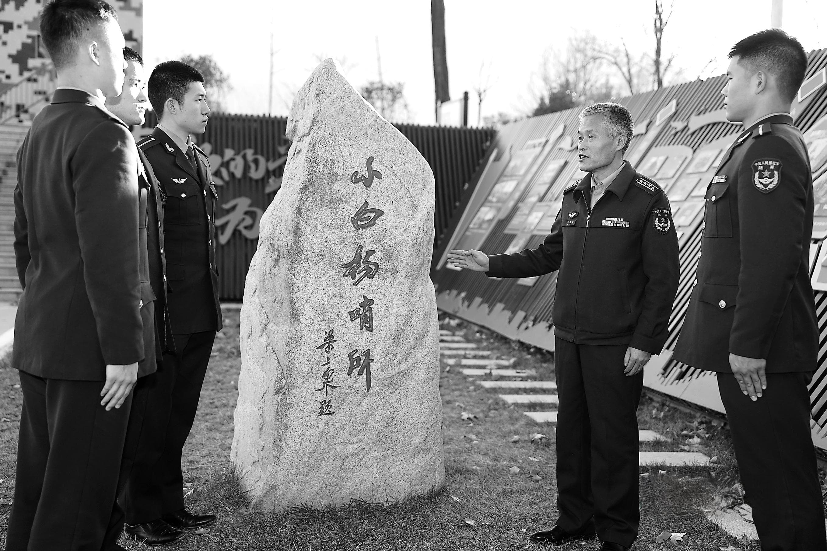 铆在祖国的边防线上，做一颗永不生锈的“钢钉”