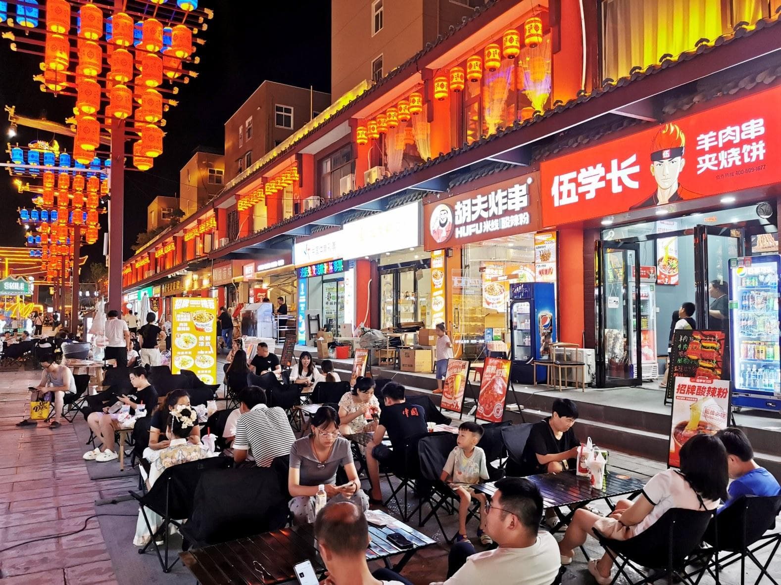 许昌夜市：从灯塔到春秋广场，一座城市的夜经济变迁