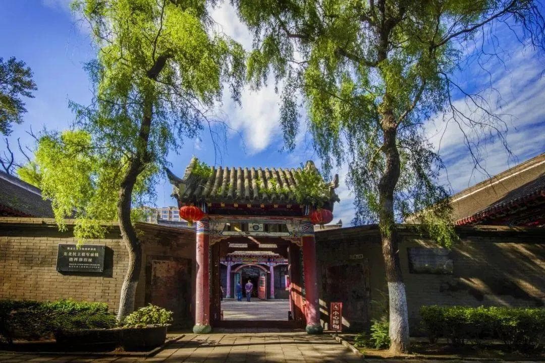 “忆峥嵘”的红色之旅——追忆红色记忆，探寻城市历史
