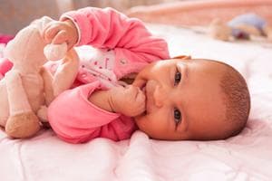 婴儿肚脐护理全攻略：从脐带脱落到日常防护