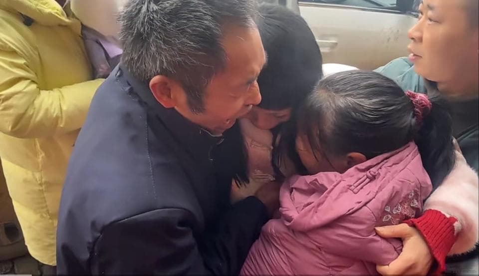 云南女子被拐32年后与亲人团聚 其母称失散前和孩子被人带到外地