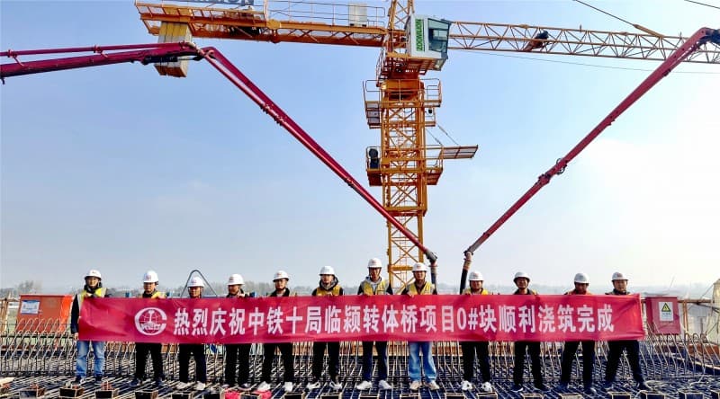 周平高速临颍至襄城段上跨京广铁路立交工程转体桥T构梁首段完成浇筑