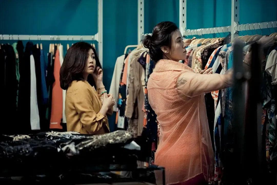 商场衣服越卖越贵，年轻人开始逛批发市场