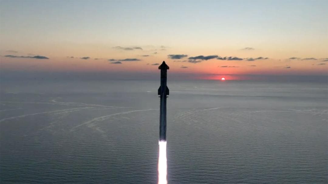 SpaceX星舰火箭首次成功回收助推器，实现“筷子夹火箭”技术突破