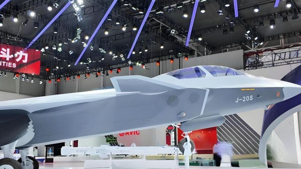 歼-20S携带电子战吊舱，放入侧弹仓或是亮点，重新定义高端空战