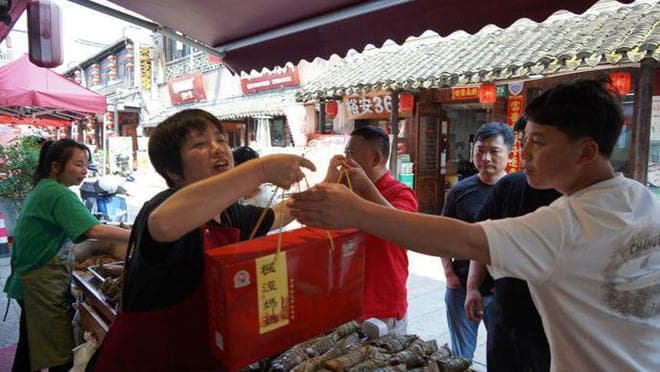 端午季，沪郊枫泾粽子卖“疯”了！因为忙不过来，店家婉拒了10万只的大订单