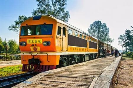 建水古城小火车：穿越百年的米轨之旅