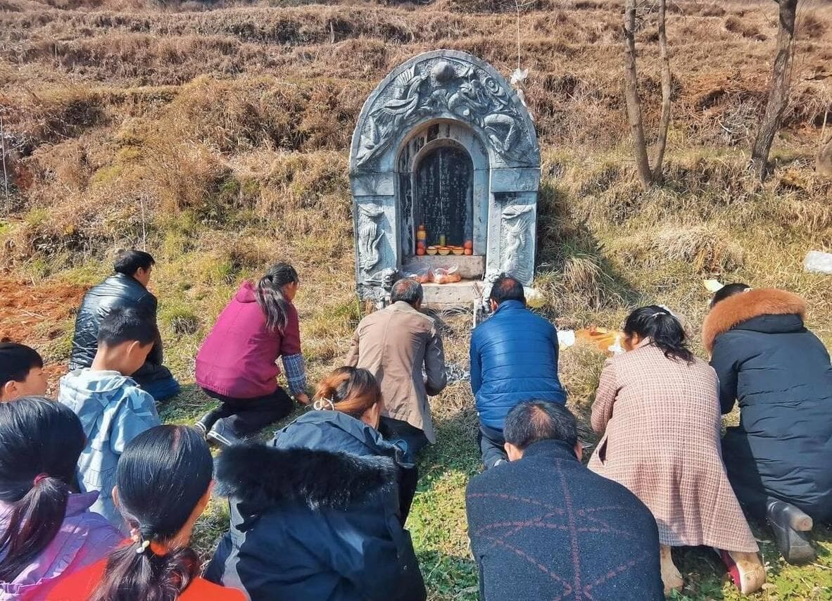 老人说“新坟不过社，三年不立碑”，清明节新坟扫墓有讲究吗？