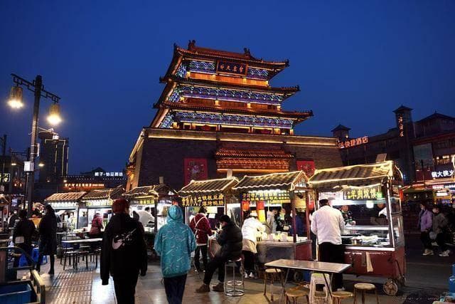 探访河南开封鼓楼夜市，品味米多奇馍片，解锁中原特色小吃之旅