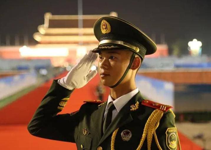为什么我国军人采用右手敬礼？原因有2方面，看完就明白了