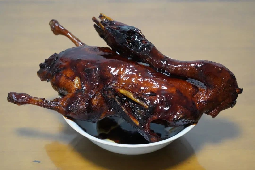 青浦老师傅教你制作本帮酱鸭，鸭肉细腻，美味可口！