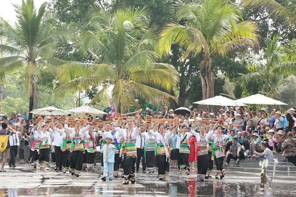 云南金平县泼水狂欢点燃文旅引擎 傣族文化大放异彩