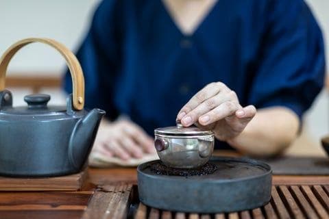 普洱茶：从健康饮品到收藏投资，全面解析其功效与禁忌