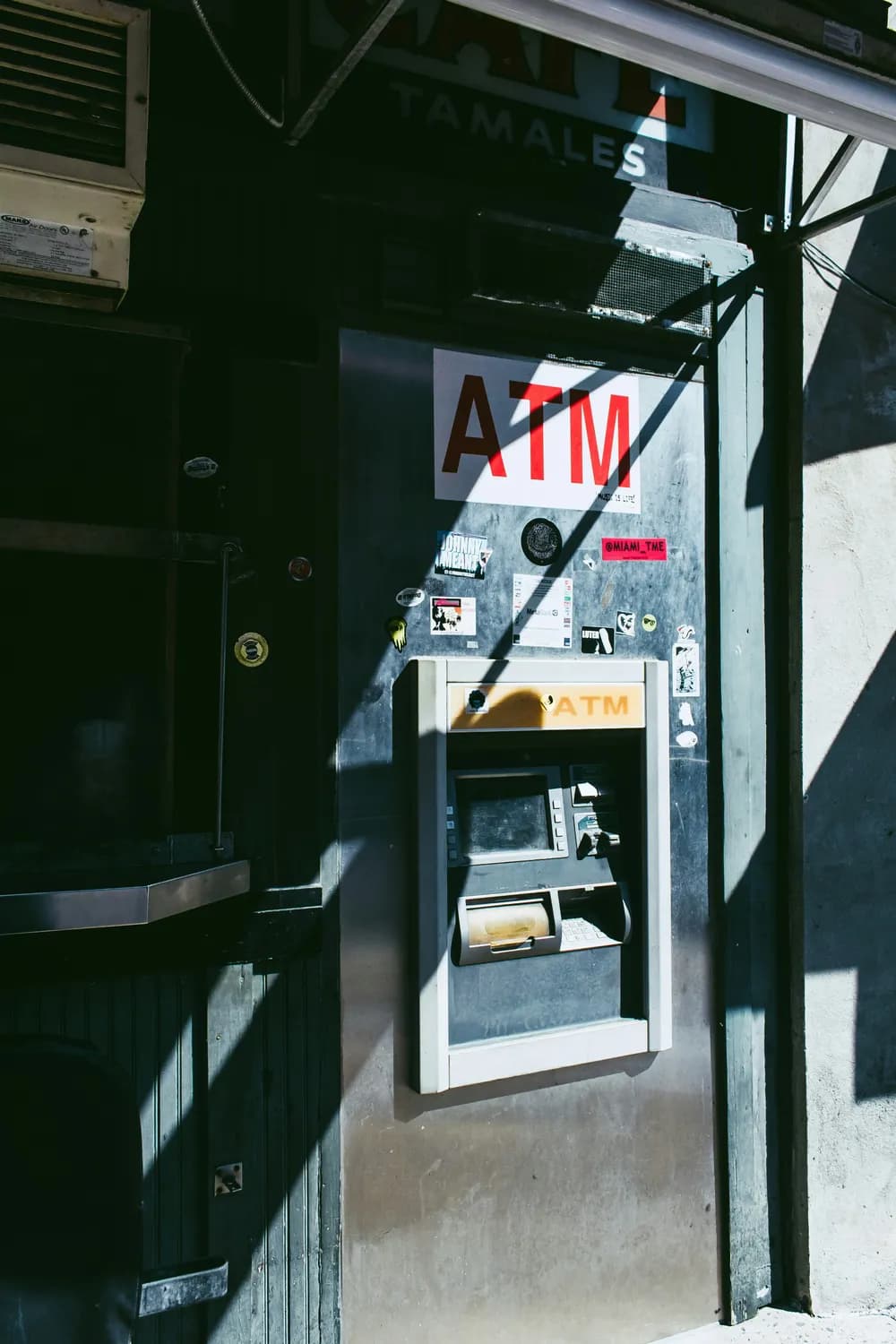 ATM机跨行取款：便利与安全的双重考量