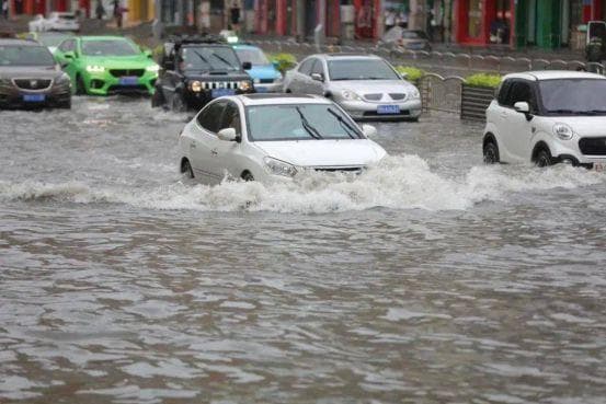 遇到积水路段如何安全通过？涉水深度判断与应急处理方法全面解析