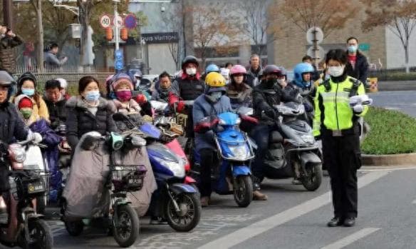 2025年1月起执行，电动车、三轮车上路迎"4不准"新规，处罚明确