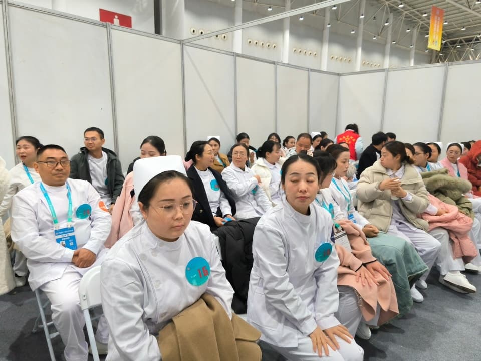 50岁大叔转行做护工：男性护工很有优势，不愁找不到工作，“我们在帮别人尽孝”