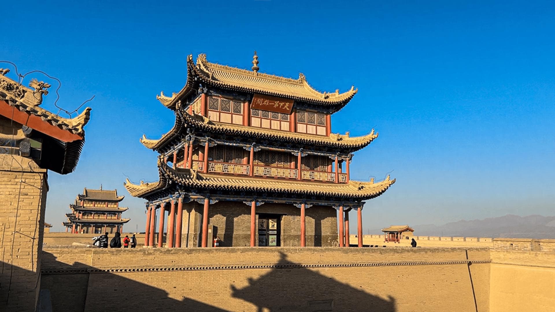 在嘉峪关关城景区踏上雄关之路赏美景