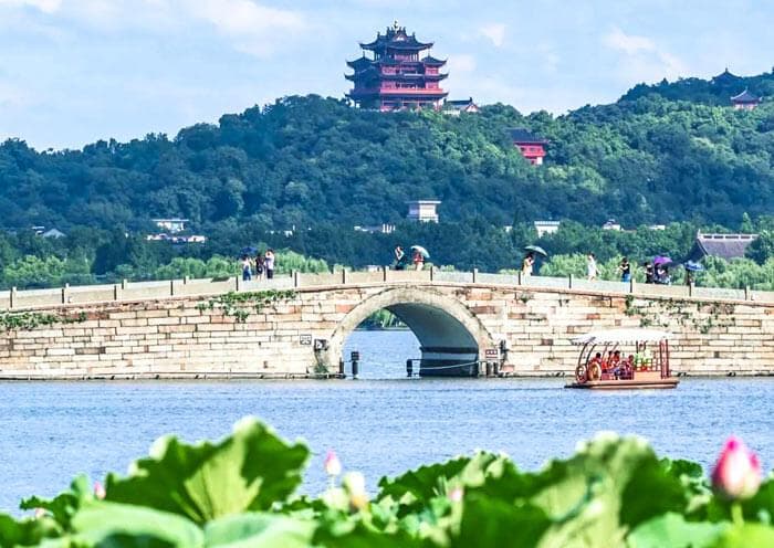 2025杭州西湖旅游攻略「附必去景点+热门路线+最佳游玩时间/方式」