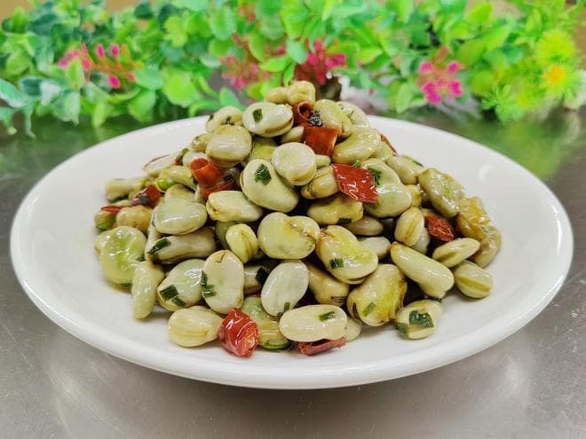 春蚕豆鲜嫩入味的吃法，葱香四溢5分钟出锅