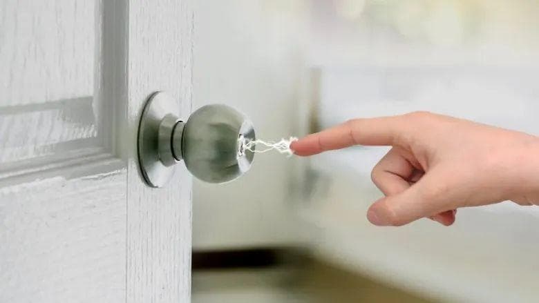 为什么我们的身体会带静电？如何正确防止静电攻击？