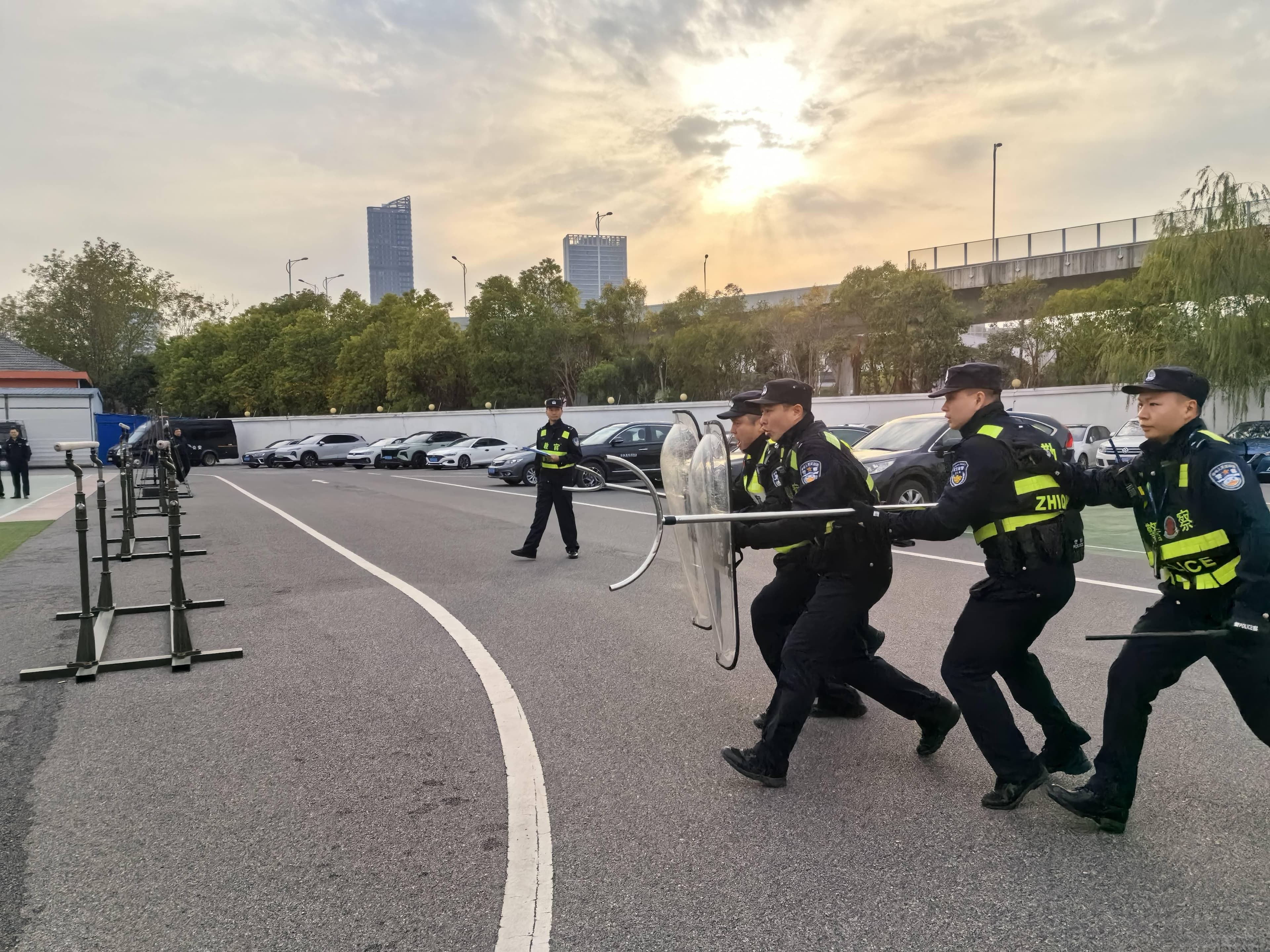 武汉市公安局开展警务技能战术红蓝对抗考核活动
