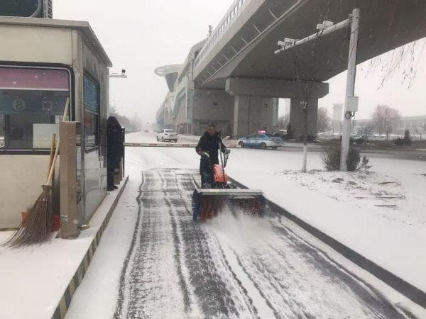 破冰除雪 呼和浩特机场以动治“冻”做好降雪保障工作