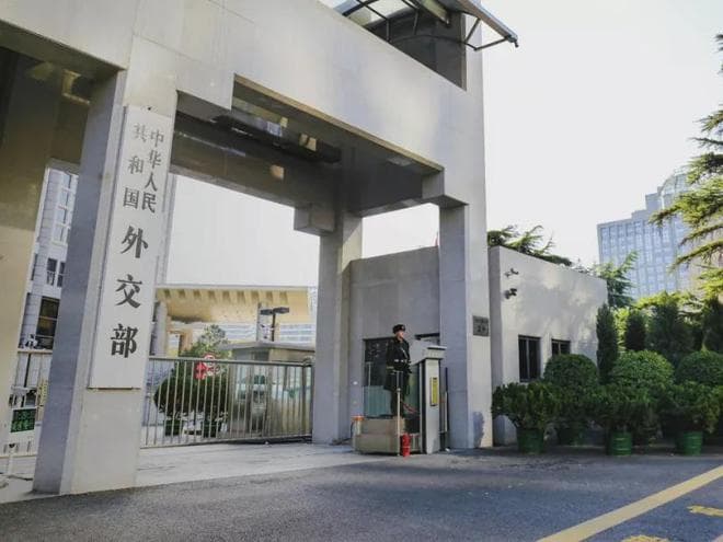 中国外交官的级别排列，除了大使之外，还有公使、领事