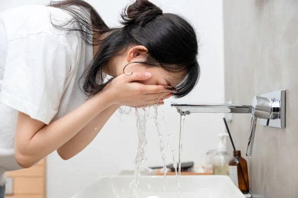 冬季皮肤干燥想水润，该怎样正确洗脸好？这4招来帮你科学洁面