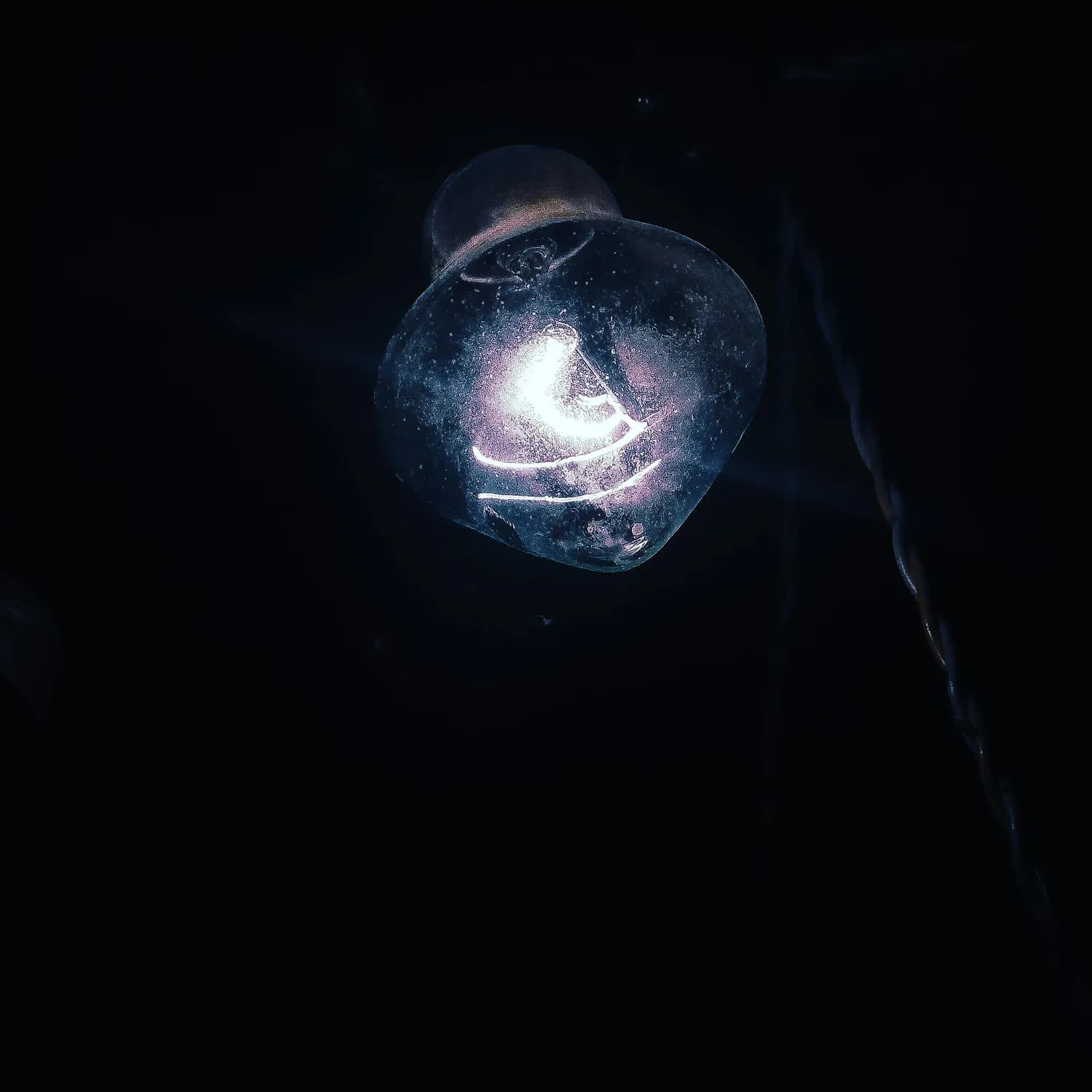 《三体》中的象征手法：构建宇宙图景与人性探索
