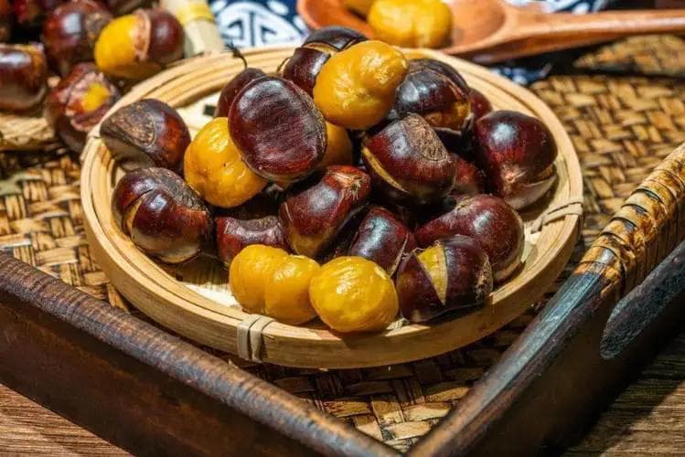 生板栗就得这样去壳，剥得完整还不伤手，简直太实用了