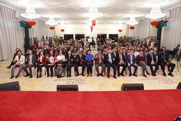 体验中国文化 共迎甲辰新春 驻华使馆外交官与留学生共同参加新春嘉年华活动