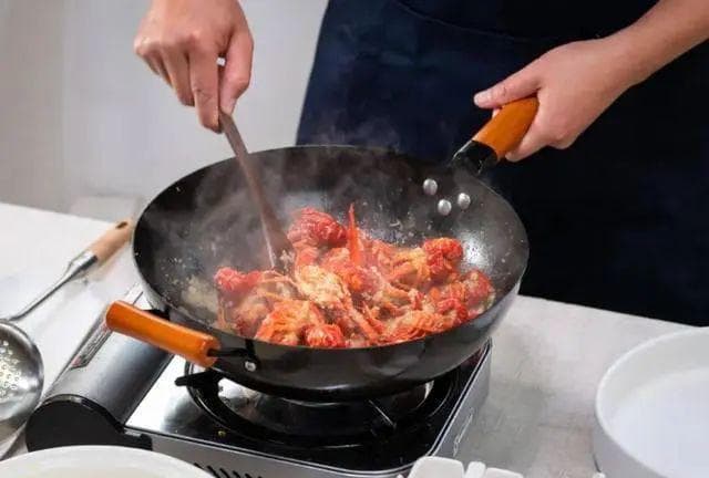 炒菜锅要怎么选才不会踩坑？怎么挑选真正的不粘锅？