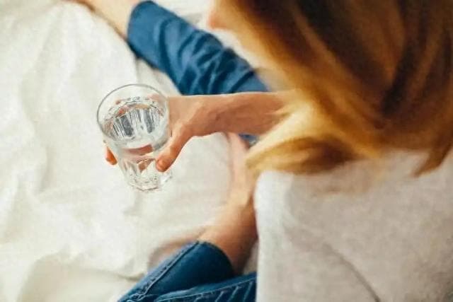 糖尿病患者应该多喝水还是少喝水？一文说清，教糖友如何科学喝水