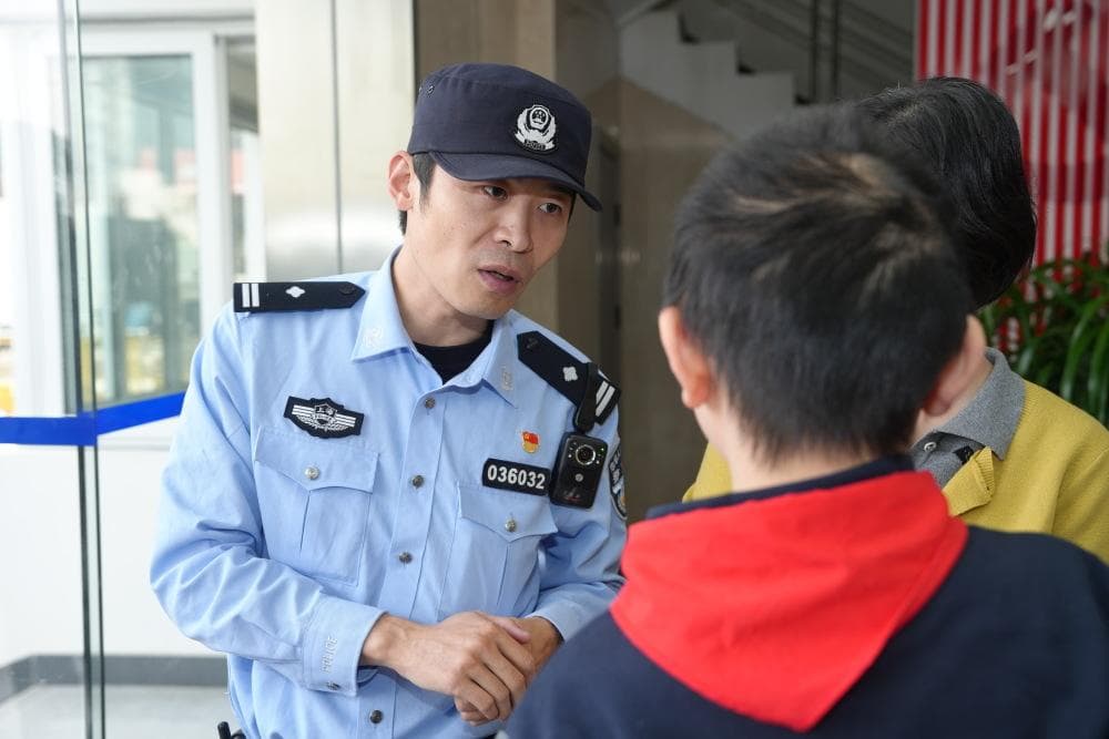 盲童学生走进特警支队，在触摸、聆听中了解特警工作、提升安全意识