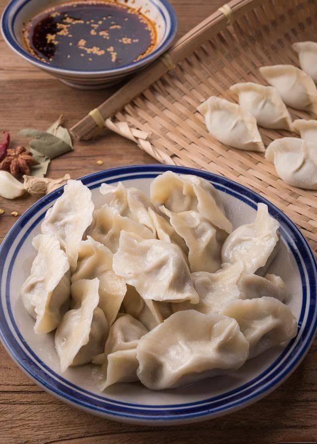 白菜饺子馅怎么调才香？饺子店师傅教一招，鲜嫩又多汁，真够味