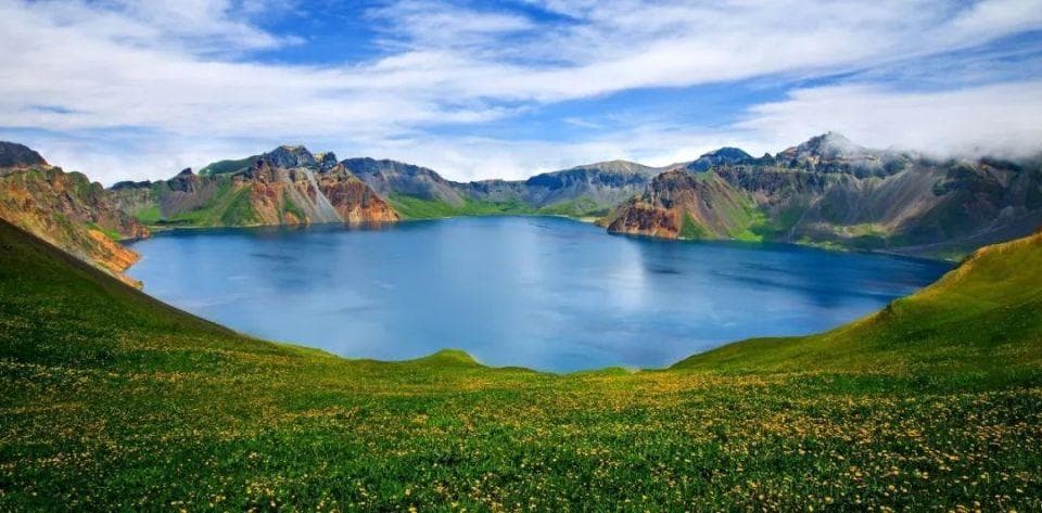 中国七大天池：从长白到阿尔山，高山湖泊的绝美画卷