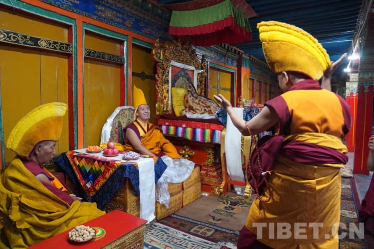 博学多识、智慧具足、哲理深含，十一世班禅参加扎寺高级辩经