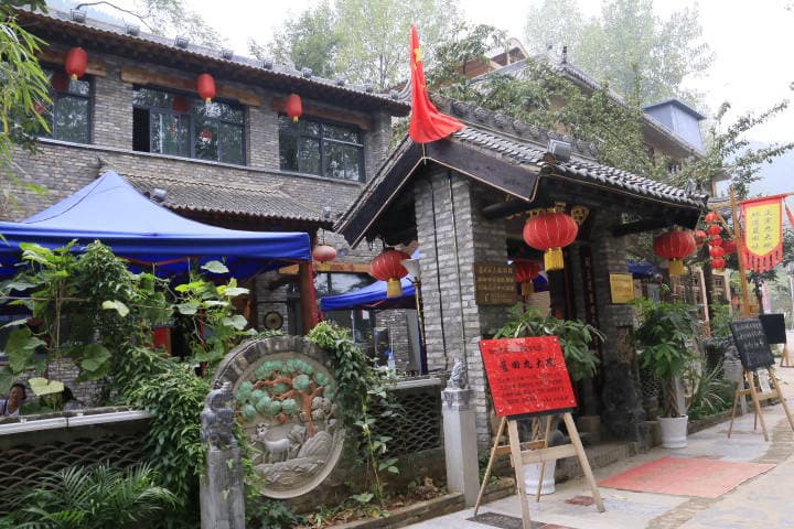 白鹿原民俗文化村的兴衰：文旅小镇发展五大启示
