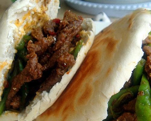 一口咬下，回味无穷——探秘正宗西安肉夹馍的制作方法（肉、夹、馍）