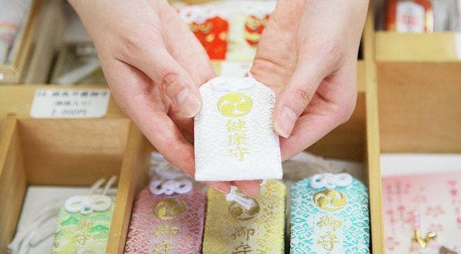 逛完日本神社后，购买御守时，需要注意哪些规则和禁忌？