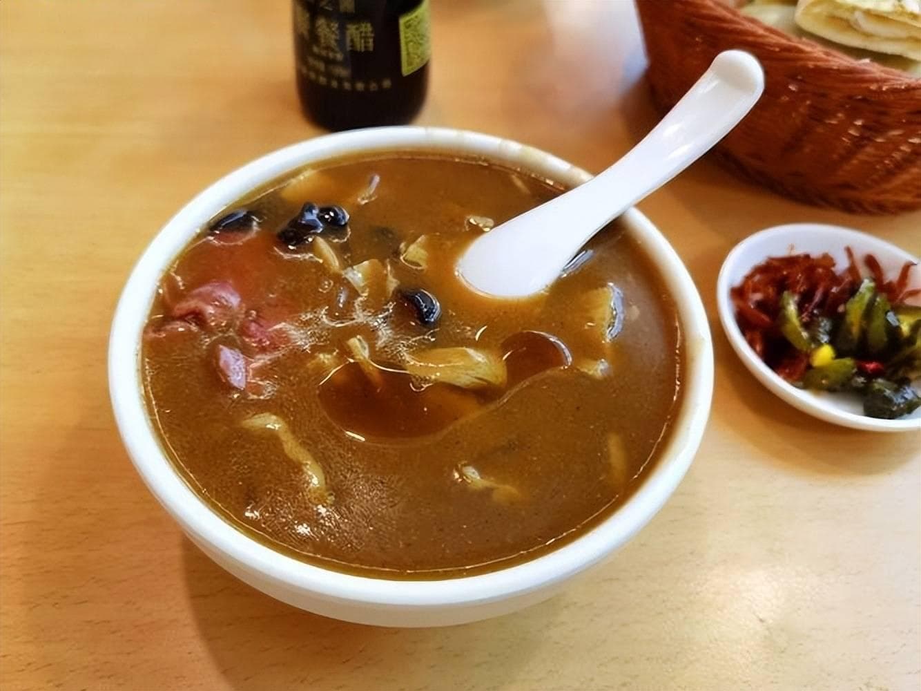 胡辣汤：中原暖阳下的味蕾记忆与文化传承